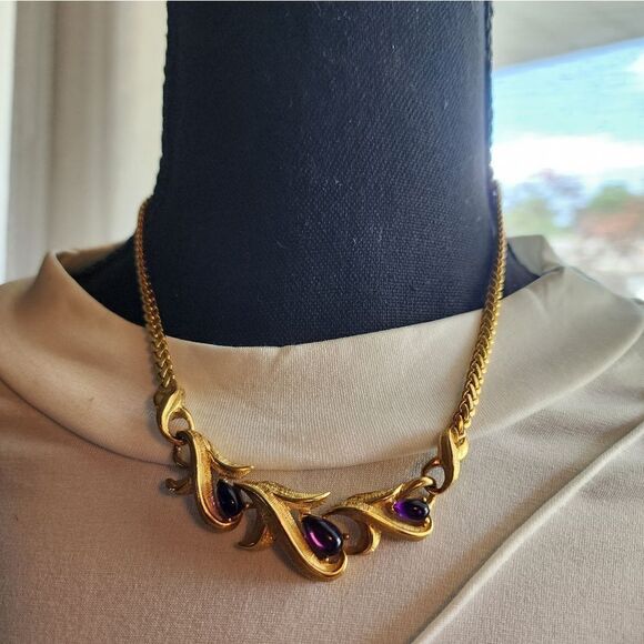Vintage Signed Trifari Amethyst Purple Cabochon Leaf GoldTone Necklace - Picture 6 of 8